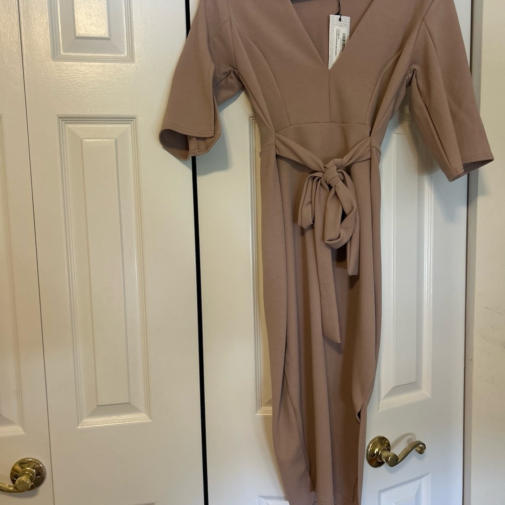 Boohoo Brown Sheath Midi Dress with V-Neck and 3/4 Sleeves